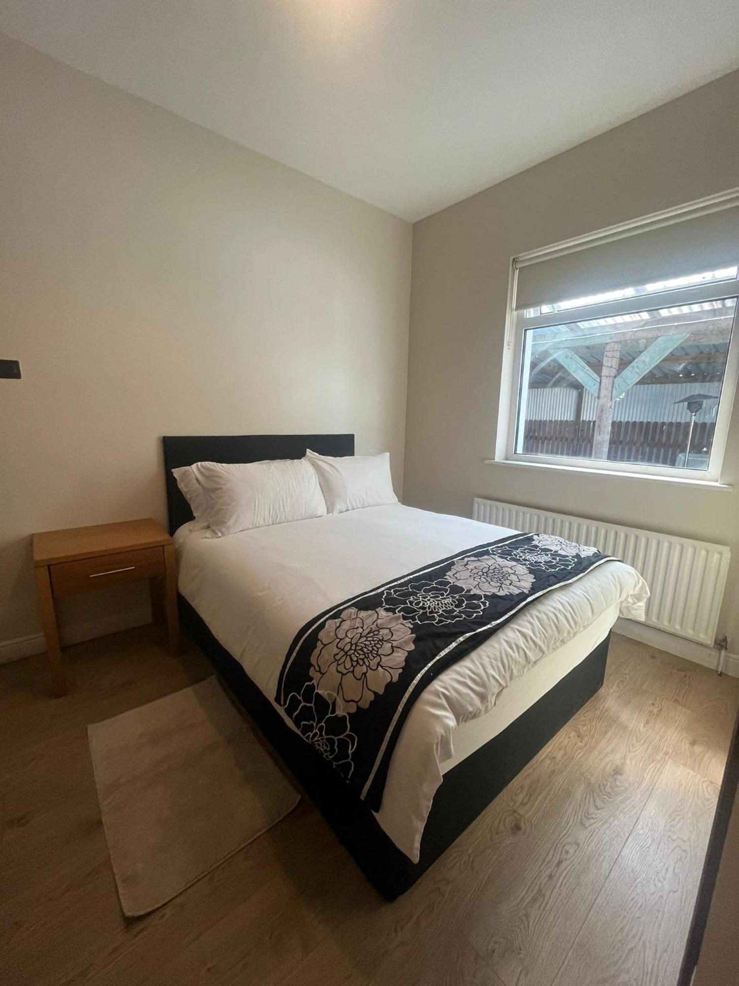 Yeats Lodge Self Catering Apartment And Bar Galway Eksteriør billede