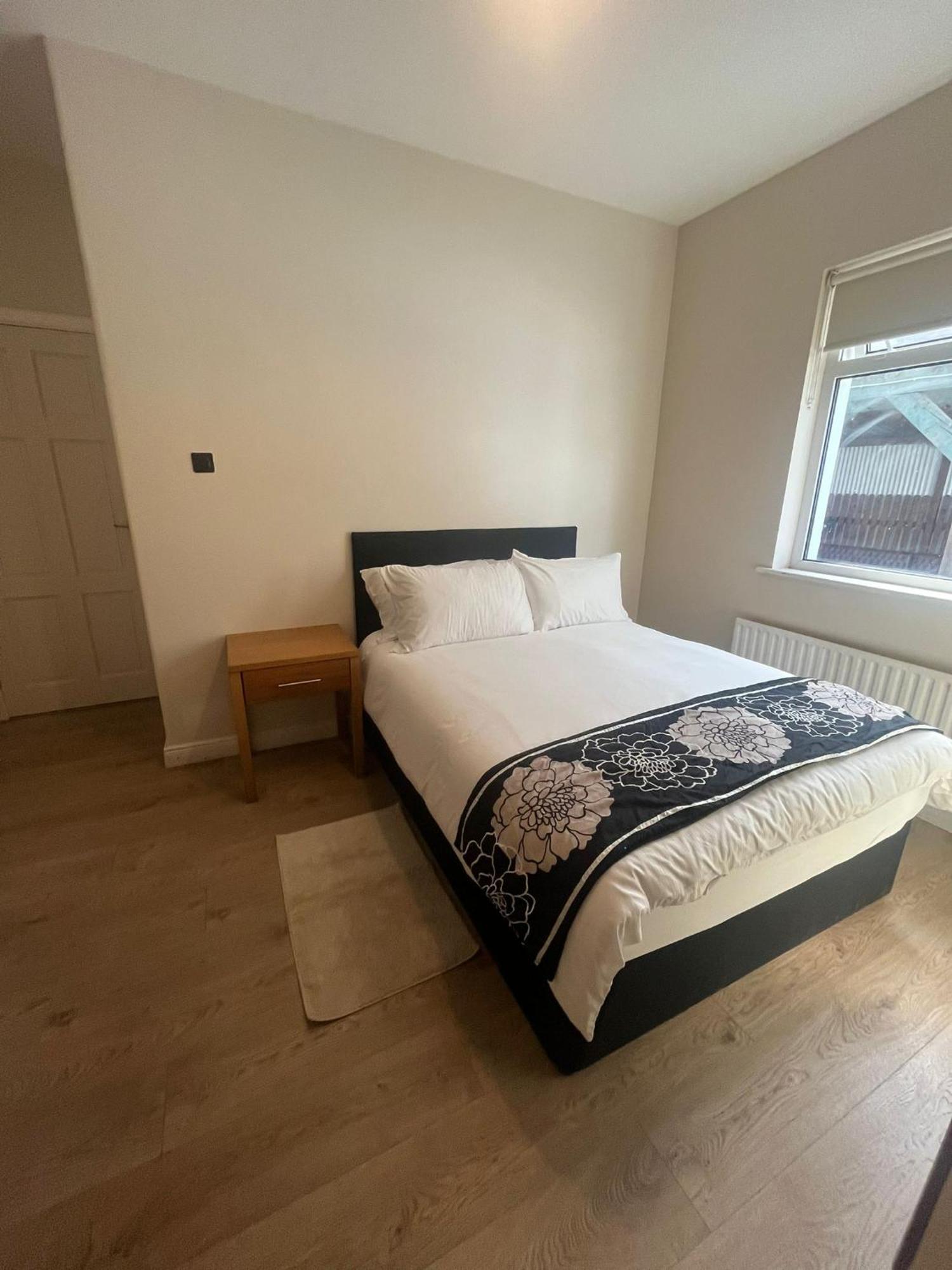 Yeats Lodge Self Catering Apartment And Bar Galway Eksteriør billede