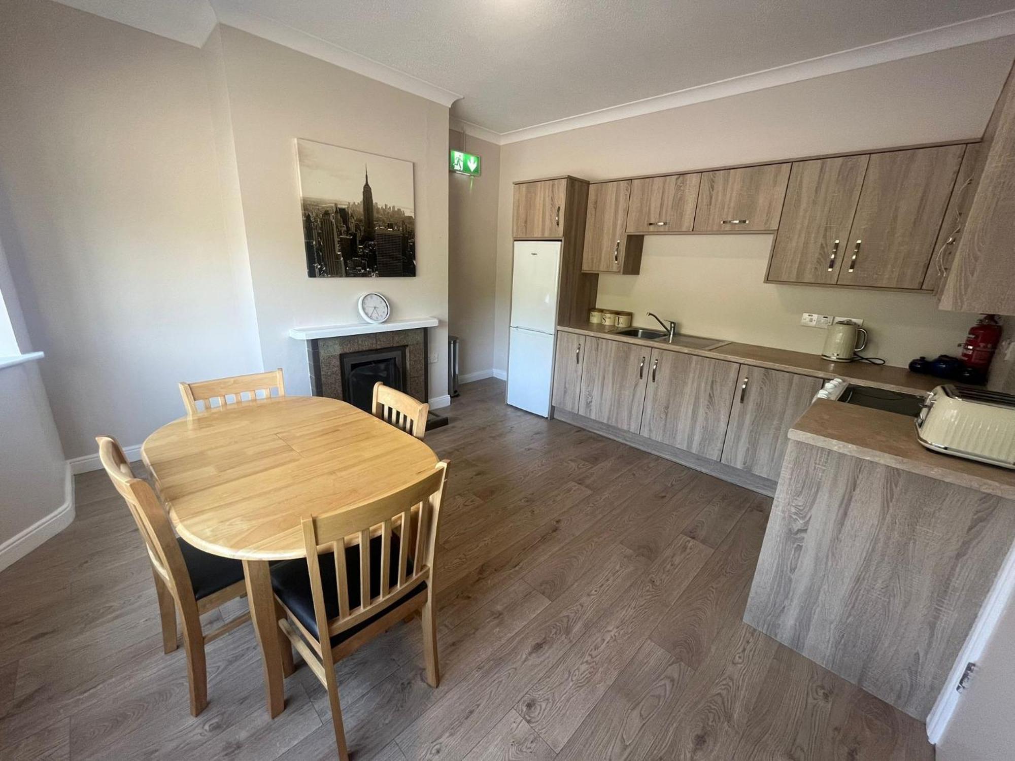 Yeats Lodge Self Catering Apartment And Bar Galway Eksteriør billede